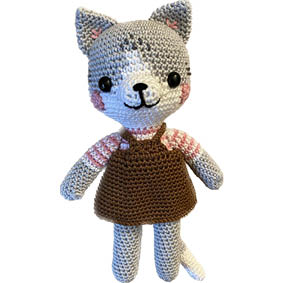Grijze kat met jurkje